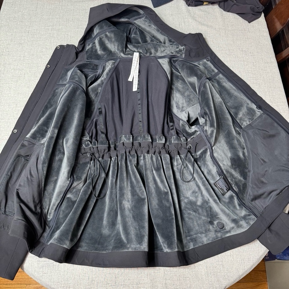 Lululemon RepelShell Cinch Back Rain Jacket Waterproof Windproof Velour Lined 12 - Picture 11 of 13
